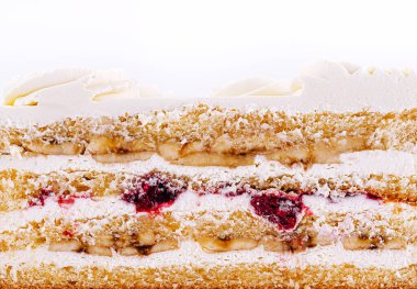 Güzel bir katmanlı pasta kremalı krema, muz dilimleri ve hafif sünger katmanları arasında meyve dolgusu içerir. Kutlama tatlısı ya da özel bir gün için mükemmel görünüyor..