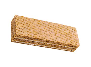 Lezzetli desenli kremalı bir gofret belirgin bir şekilde duruyor. Altın rengi ve desenli yüzeyi cazibesini göstererek tatmin edici bir ziyafet sunuyor..