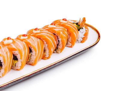 Taze malzemelerle dolu renkli suşi ruloları gösterişli beyaz bir tabakta çeşitli dokular ve tatlar sunuyor. Gurme yemek deneyimi için mükemmel..