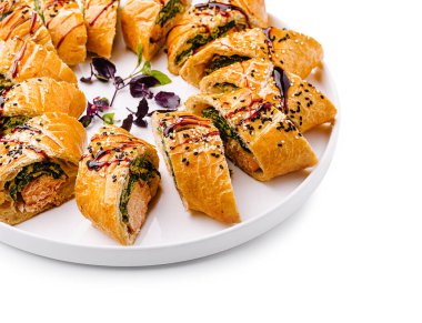 Çok güzel düzenlenmiş bir tabakta değişik lezzet içerikleriyle dolu çeşitli hamur işleri sergileniyor..