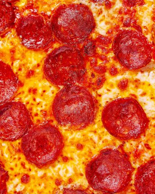 Bu lezzetli yemek, taze pişmiş pepperonili pizza, altın erimiş peynir ve kıtır kıtırlı baharatlı et dilimleri içeriyor. Toplantılarda paylaşmak için mükemmel..