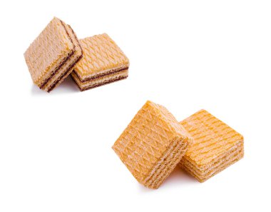 Çıtır çıtır gofretlerden oluşan katmanlar temiz beyaz arka plana karşı düzgün bir yığın halinde dizilir. Altın rengi ve desenli yüzeyleri çıtır çıtır dokularını ön plana çıkarıyor..