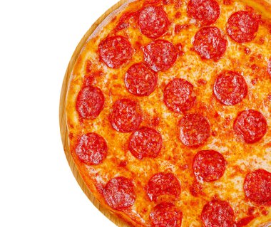 Yeni pişmiş bir pepperoni pizzası ahşap bir tabakta sergilenir, yapışkan erimiş peynirin üzerinde eşit olarak hazırlanmış kırmızı pepperoni dilimleri ile birlikte. Kabuğu altın sarısı, davetkar ve iştah açıcı..