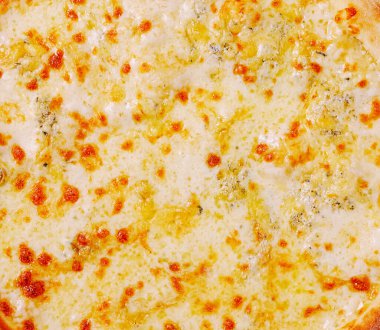 Erimiş peynirle kaplanmış altın kabuklu yeni pişmiş bir pizza. Baştan çıkarıcı ve ağız sulandırıcı bir cazibe sunuyor. Her durum için mükemmel..