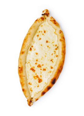 Geleneksel Gürcistan peyniri dolu bir ekmek olan taze pişmiş bir khachapuri, altın kabuğunu ve erimiş peynirini sergiliyor. Bu lezzetli yemek eşsiz tekne şeklini ve lezzetli dolgusunu ön plana çıkarıyor..