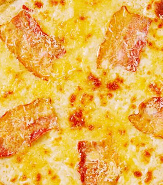 Yeni pişmiş bir pizzanın yakın plan görüntüsü. Altın hamuru, erimiş peyniri ve kıtır kıtır pastırmayı gösteriyor. Lezzet ve dokuların iştah açıcı kombinasyonunu vurguluyor..