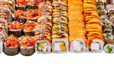 Canlı bir suşi rulosu çeşidi tabakta çeşitli deniz ürünleri, sebzeler ve soslar sergileniyor. Düzenleme farklı dokuları ve tatları vurguluyor, davetkar tatma.