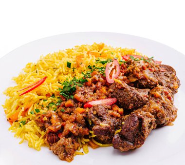 Bu canlı yemek taze otlar ve renkli sebzelerle süslenmiş lezzetli sarı pirincin yanında servis edilen yumuşak et parçalarını içeriyor ve nefis bir yemek oluşturuyor..