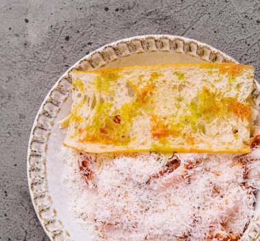 Dekoratif tabakta pudra şekerli nefis cannoli manzarası