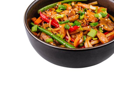 Modern bir siyah kasede beyaz arka planda servis edilen baharatlı kızarmış sebze ve tofu.