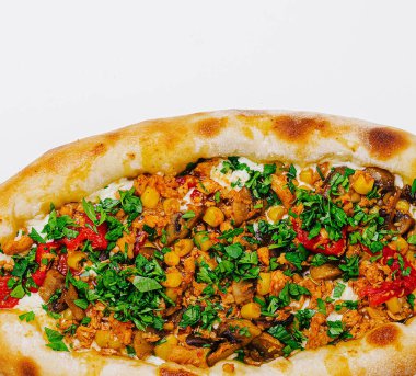 Flatbread cömertçe pirinç, nohut, mısır ve renkli sebzelerle kaplıdır. Taze otlar parlak tat katar. Lezzetli bir yemek veya atıştırmalık için mükemmel..