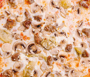 Taze pişmiş pizza, üzerinde mantar, tuzlu et ve baharat bulunan bol miktarda erimiş peynir içerir. Günlük toplantılar ya da yemek keyfi sırasında paylaşmak için mükemmeldir..