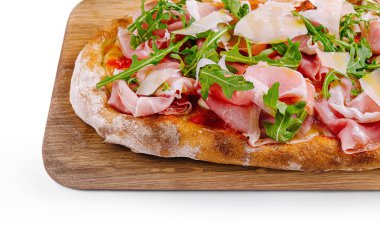 Lezzetli prosciutto ve roka pizzası ahşap bir tahtada servis ediliyor, beyaz bir arka planda izole edilmiş.