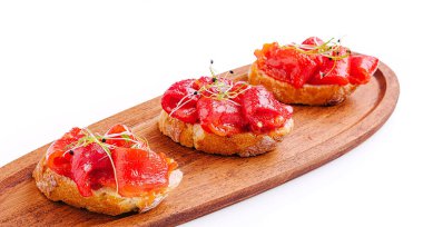 Parlak renkli tapas vitrin dilimleri kızarmış et üzerinde çıtır çıtır. İştah açıcı düzenleme ahşap bir tahtada, sosyal bir toplantı ya da yemek sırasında paylaşmak için mükemmel..