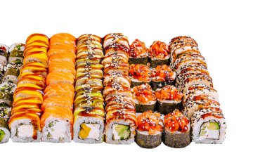 Suşi rulolarının renkli bir çeşidi beyaz bir yüzeyde sergilenir. Nigiri ve Maki de dahil olmak üzere farklı suşi türleri, canlı malzemeler ve süslemeler sergileniyor..