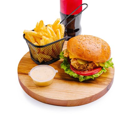 Marul, domates ve turşu içeren sulu bir burger sepette kızarmış patates ve küçük bir fincan kremalı sos ile servis ediliyor. Öğle yemeğinde sıradan bir yemek için mükemmel..