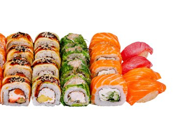 Somon, avokado, salatalık, peynir, tobiko havyar ve susam tohumlu lezzetli sashimi.