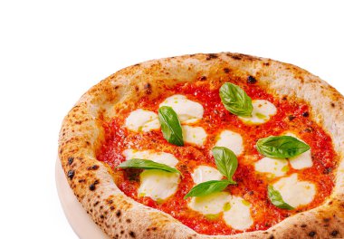 Eritilmiş mozzarella peyniri ve taze fesleğen yapraklı lezzetli bir pizza beyaz arka planda duruyor. Kenarları tamamen altın sarısı ve hafif kömürleşmiş. Sanatsal kalitesini gösteriyor..