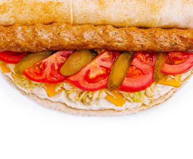 Taze malzemeler bir sandviçi doldurur, domates, turşu, peynir ve kıtır marul sergiler. Ekmek mükemmel kızartılmış, günün her saatinde lezzetli bir lokmayı davet ediyor..