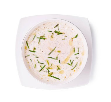 Kesilmiş otlarla dolu kalın, kremalı bir sos kare beyaz bir kasede sunuluyor. Karışımda görünür baharatlar ve salata ve malzemeler için mükemmel aromalar var..