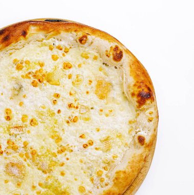 Yeni pişmiş peynirli bir pizza ahşap bir tahtanın üzerinde, üzerinde erimiş peynirin karışımı olan baloncuklu, altın kabuklu bir pizza bulunur. Aroması baştan çıkarıcı, sıradan bir yemek için mükemmel..