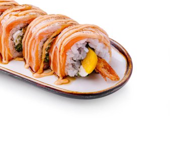 Suşi ruloları geleneksel somon tabaklarına ve çeşitli dolgulara yerleştirilmiş. Bu yemek canlı renkleri ve dokuları ön plana çıkarıyor. Her deniz ürünü aşığı için mükemmel..