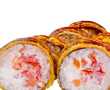 Baştan çıkarıcı tempura maki suşi rulolarına yakın çekim beyaz arka planda izole edilmiş taze somon ve krem peyniri ortaya çıkarıyor.