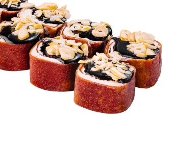 Fıstıklı suşi ruloları ve çikolata sosu beyaz arka planda duruyor.