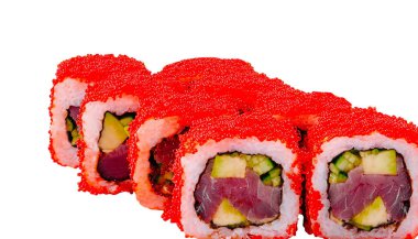 Taze California uramaki suşi ruloları ton balığı ve kırmızı tobiko havyarla süslenmiş avokado beyaz arka planda yatıyor.