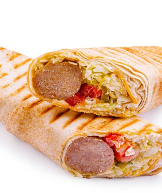 Lezzetli bir ızgara sarma, lezzetli bir porsiyon içerir. Taze marul ve domatesle birlikte. Tatmin edici bir yemek veya atıştırmalık için mükemmel bir karışım..