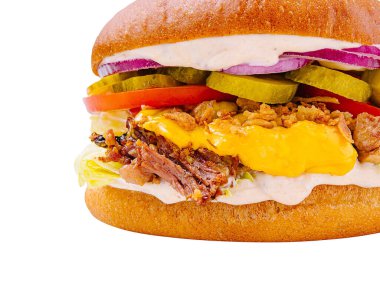 Ağız sulandıran sandviç katmanları kızarmış tavuk, erimiş peynir, taze marul, domates, kırmızı soğan ve turşu, hepsi kızarmış ekmeğin içinde, tadını çıkarmaya hazır..