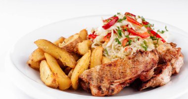 Izgara tavuk göğsü, kızarmış patates ve beyaz arka planda beyaz tabakta salata.