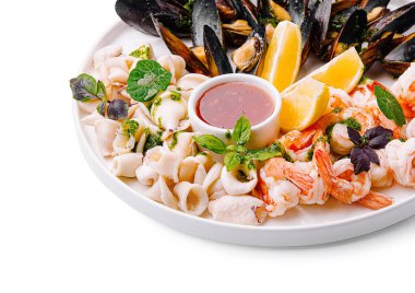 Çok güzel düzenlenmiş bir deniz ürünleri tabağında karides, midye, kalamar ve limon dilimleri ve sos bulunur. Şenlikli bir yemek ya da toplanma için mükemmel..