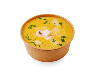 Zengin deniz ürünleri çorbasıyla dolu bir kase karides ve bitki parçaları gösteriyor. Sıcak yemek rahatlatıcı bir yemek için mükemmeldir. Lezzetli bir deneyim arayan yemek severler için ideal..