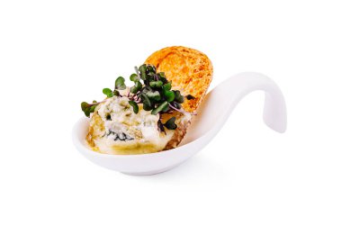 Görsel olarak çarpıcı bir aperatif eşsiz bir tabağa yerleştirilmiş kremalı peynirle otların bir karışımını içerir. Taze mikroçerezler lezzetleri arttırır, güzel yemek anları için mükemmeldir..