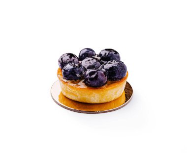 Lezzetli bir yaban mersinli turta, üzerinde parlak taze yaban mersini ve açık renkli bir jöle bulunan yumuşak bir hamur kabuğuna sahiptir. Tatlı aşıkları için gümüş bir tabakta sunuldu..