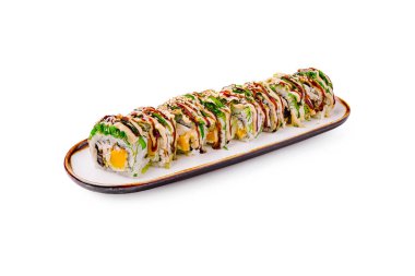 Renkli suşi rulosu beyaz bir tabakta güzelce düzenlenir. Sergide balık, sebze ve serpilmiş soslar gibi modern bir Japon restoranında beğenilmeye hazır taze malzemeler yer alıyor..