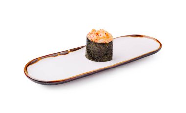 Sirkeli pirincin üstüne istiflenmiş baharatlı ton balığı içeren nefis bir suşi parçası, zarif bir tabakta servis ediliyor. Bu gurme yemek Japon mutfağındaki mutfak sunumunun sanatsallığını gösteriyor..