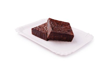 Zengin desenli çikolatalı brownie 'ler beyaz bir tabağa zarif bir şekilde yerleştiriliyor ve koyu renk ve kıvrımlı görünümlerini sergiliyorlar. Tatlılar için mükemmel, bu ikramlar hoşgörüyü davet ediyor..
