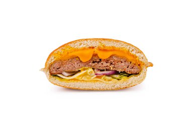 Eritilmiş peynir, marul, soğan ve domatesli ızgara biftekli leziz bir hamburger, hepsi de yumuşak ekmek diliminde. Tatmin edici bir yemek ya da atıştırmalık için mükemmel..