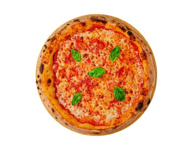Taze pişmiş margherita pizzası, üzerinde canlı domates sosu, erimiş peynir ve taze fesleğen yaprakları bulunan yuvarlak ahşap bir tahtanın üzerinde oturur. Arkadaşlarla paylaşmak için ideal.