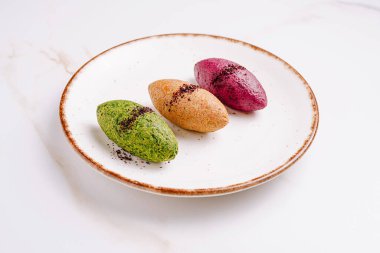 Tabakta küçük yumurta şeklinde üç canlı tatlı var. Tatları arasında kibrit yeşil çay, yaban mersini ve tatlı patates var. Her biri hafif toz halinde ve koyu bir toz. Gurme tatmak için mükemmel..