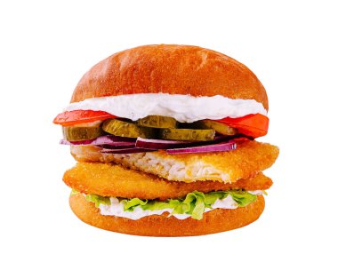 Bu lezzetli sandviçte marul, domates, soğan ve turşu katmanlı kızarmış balık filetoları var. Hepsinin üstünde kremalı sos var..