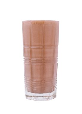 Zengin bir çikolata içeceğiyle dolu soğuk bir bardak masanın üzerinde duruyor. İçki köpüklü bir bluz içeriyor, sıcak bir yaz öğleden sonrasında yakınlardaki herkesi cezbediyor..