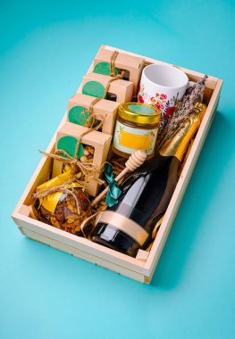 Güzel düzenlenmiş bir hediye kutusunda çikolata ve bal gibi gurme atıştırmalıklar ve köpüklü bir içecekle birlikte her durum için çekici bir sürpriz olur..