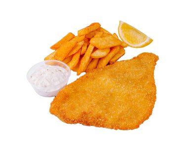 Büyük bir kızarmış şnitzel fileto, yanında da altın çıtır patates kızartması ve bir fincan tartar sosu içeren lezzetli bir tabak. Taze limon dilimiyle süslenmiş..