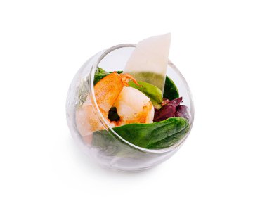 Ferahlatıcı bir karides salatası taze cam bir kasede canlı yeşiller ve gevrek sebzelerin arasına yerleştirilmiş lezzetli karideslere sahiptir. Hafif bir yemek ya da aperatif için mükemmel. Taze malzemeler sergiliyor..