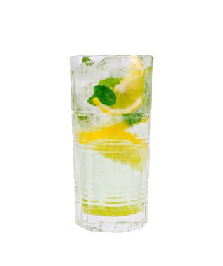 Buzluklarla dolu uzun bir bardak. Nane yaprakları ve limon dilimlerinden yapılmış ferahlatıcı bir içecek. Canlı renkler ve taze malzemeler mükemmel bir yaz içeceğini işaret ediyor..