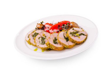 Sebze ve sebzelerle doldurulmuş baharatlı et dilimleri zarif bir şekilde kaplanmıştır. Kızarmış domates ve patatesle birlikte, bu yemek sergilenen, toplanmaya uygun bir mutfak lezzeti..