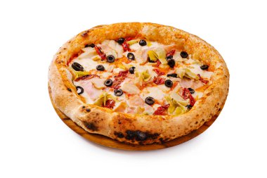 Taze bir pizza, üzerinde siyah zeytin, güneşte kurutulmuş domates ve enginar bulunan altın bir kabuk bulunan tahta bir tahtanın üzerinde oturur. Sıradan bir yemek sırasında paylaşmak için mükemmel..